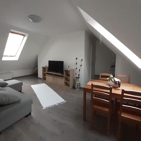 Peak Apartman Eger Buitenkant foto