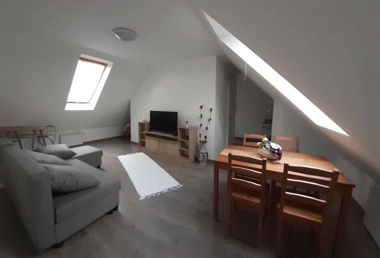Peak Apartman Eger Buitenkant foto