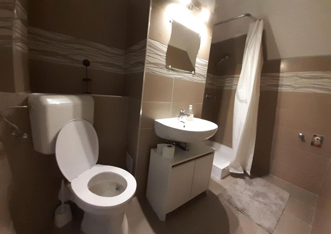Peak Apartman Eger Buitenkant foto